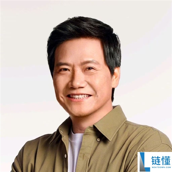 雷军微博换新头像了,网友：配合SU7 Ultra背景像是顶级赛车手
