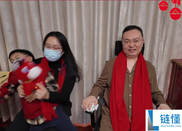蔡磊一家三口发贺年视频 网友：看着形态有好转 盼望事业发作