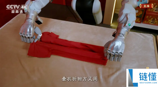 银河通用机械人与沈腾、马丽同台：大秀叠衣服等技艺