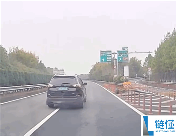 错过路口竟直接跨车道泊车 司机：不晓得该进步仍是退却