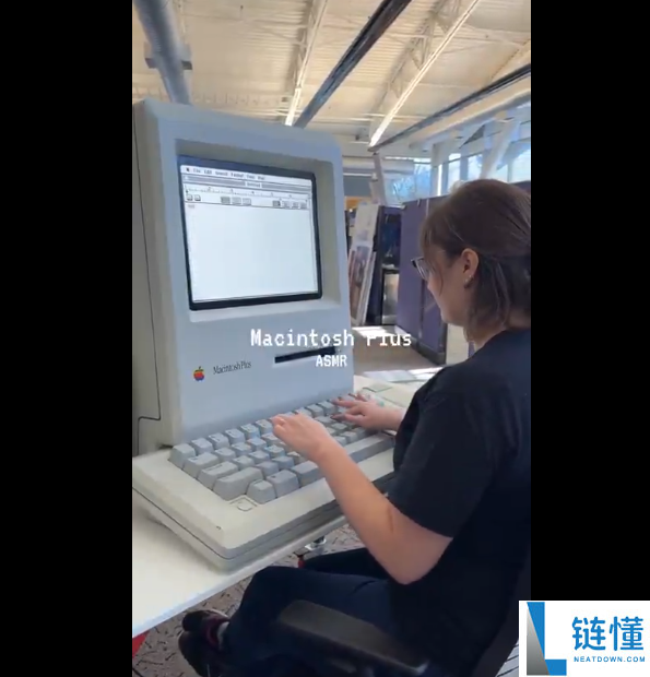 1986年的苹果巨无霸Mac电脑表态：女孩打字演示 这键盘太狂了