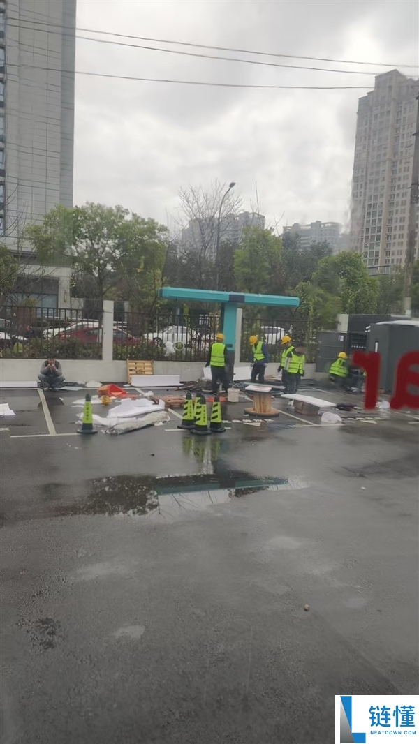线从天上来 比亚迪大范围装置兆瓦闪充桩：辨识度独一档