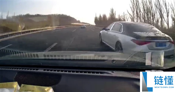 时速破百,疾驰在高速演出刀片式超车 后车司机被吓出冷汗