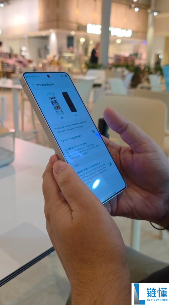 不怕隐私泄漏,三星Galaxy S26 Ultra全球首发防窥屏：硬件级防窥 支撑一键开关