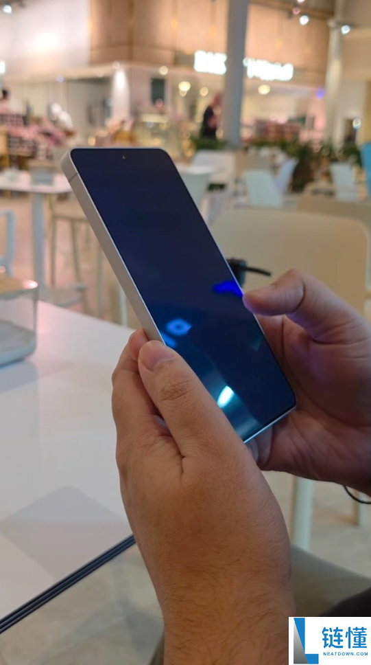 不怕隐私泄漏,三星Galaxy S26 Ultra全球首发防窥屏：硬件级防窥 支撑一键开关