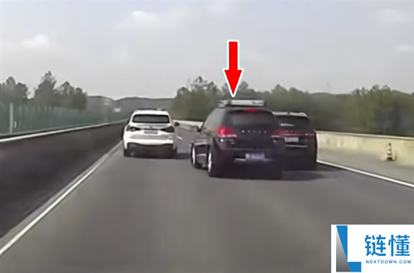 男人阁下交叉式开车 撞了他人又被追尾：负全责