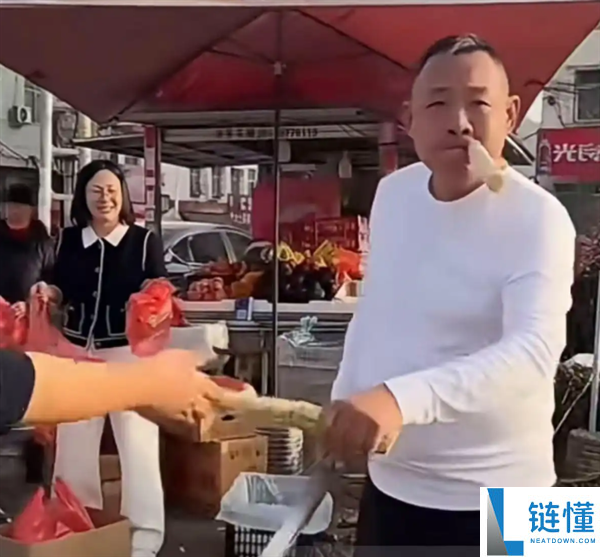 于东来公布退休后现身老家陌头 边吃边叫卖甘蔗