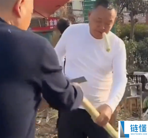 于东来公布退休后现身老家陌头 边吃边叫卖甘蔗