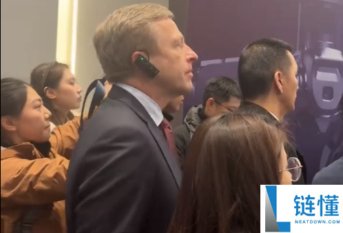 疾驰宝马CEO围观宇树机械人：一个垫着脚 一个录视频发家人