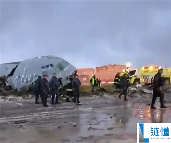 玻利维亚一飞机坠毁：装有少量钞票 散落伍遭疯抢