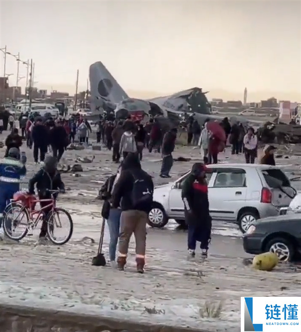 玻利维亚一飞机坠毁：装有少量钞票 散落伍遭疯抢