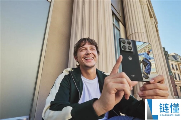 联想moto首款大折叠来了,moto razr fold行将上市：首发第五代骁龙8