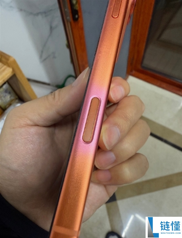 iPhone 17退色遭个人赞扬：有效户13999元官旗买只用一个月橙色变粉色