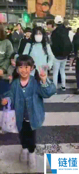 官方提示提防：不要边走边看手机,日本“撞人族”究竟是啥人