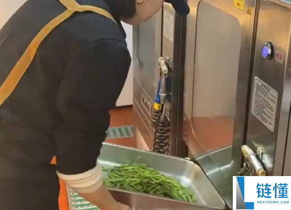社区食堂引入2台6万元的炒菜机械人 油盐配比精准到克
