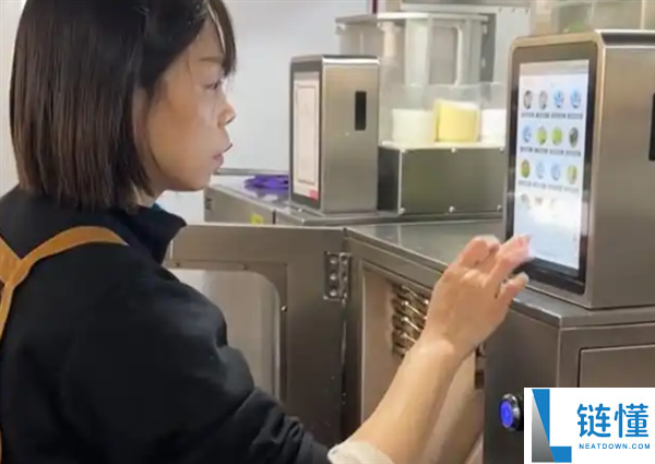 社区食堂引入2台6万元的炒菜机械人 油盐配比精准到克