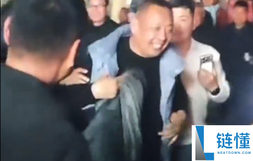 河南一村落自办歌舞晚会 于东来蒙着脑壳围观被抓包 被掌管人邀请上台：我是偷偷来玩的