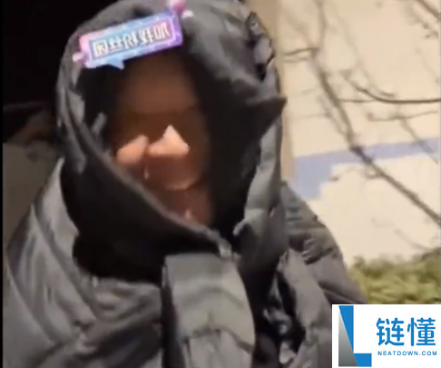 河南一村落自办歌舞晚会 于东来蒙着脑壳围观被抓包 被掌管人邀请上台：我是偷偷来玩的