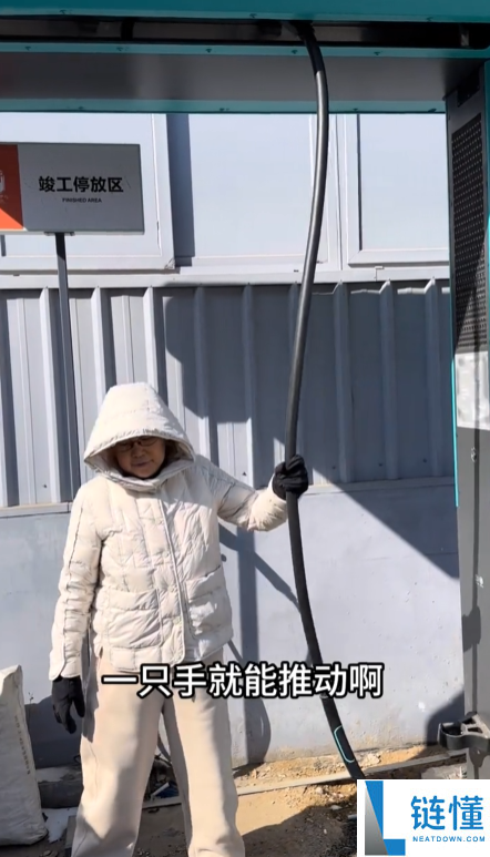 花甲老太实测比亚迪闪充桩：悬吊设计超人道 一点儿不费力