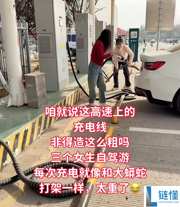 花甲老太实测比亚迪闪充桩：悬吊设计超人道 一点儿不费力