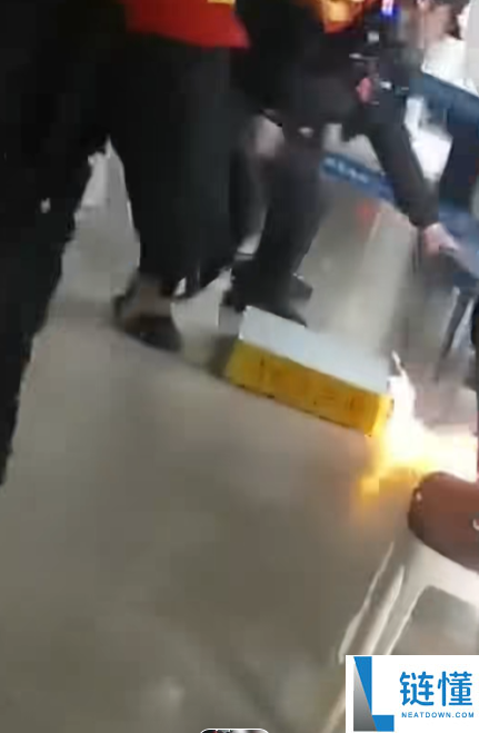 充电宝被拦男人竟怒摔 火车站突提议火太惊险