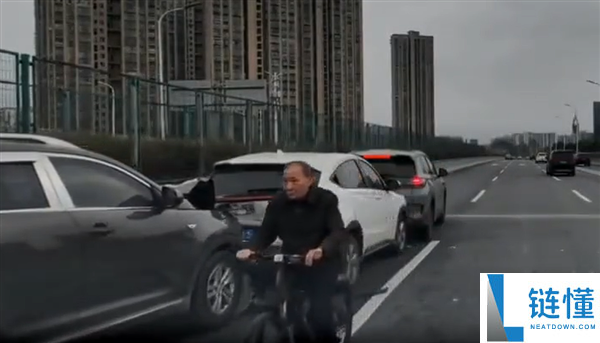 大爷骑自行车高架上逆行：致多车连环追尾