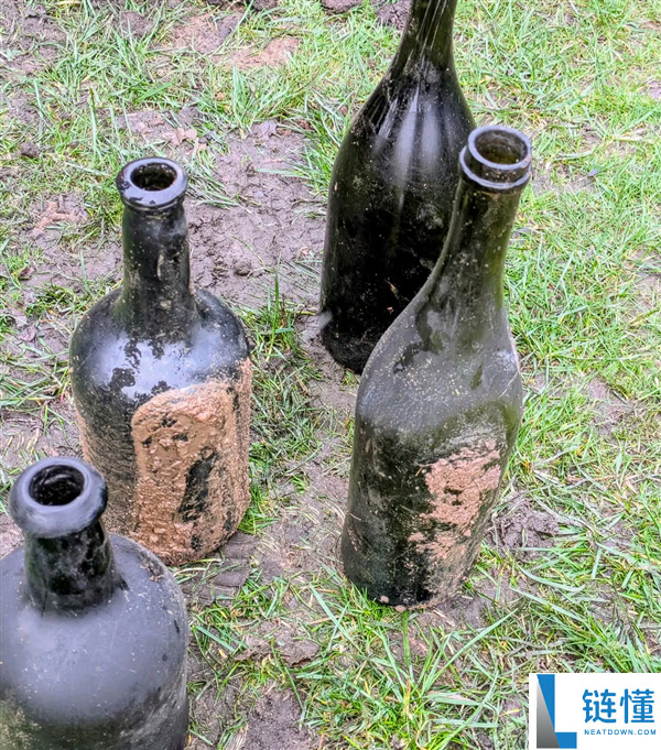 英国一高尔夫球场塌陷惊现百年酒窖：酒瓶各处 但一滴都没了