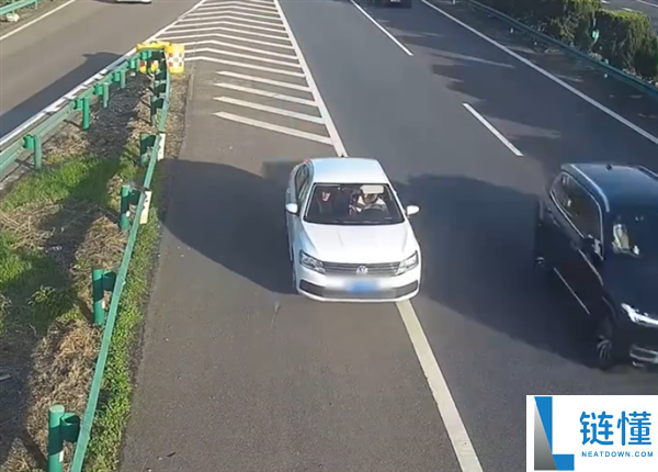 高速错过路口竟直接倒车 女司机：不去骨干道不就没有关系吗