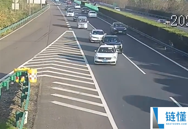 高速错过路口竟直接倒车 女司机：不去骨干道不就没有关系吗