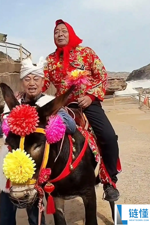 于东来延安玩耍 戴红头巾穿花棉袄骑毛驴 建议景区为旅客着想平价卖商品