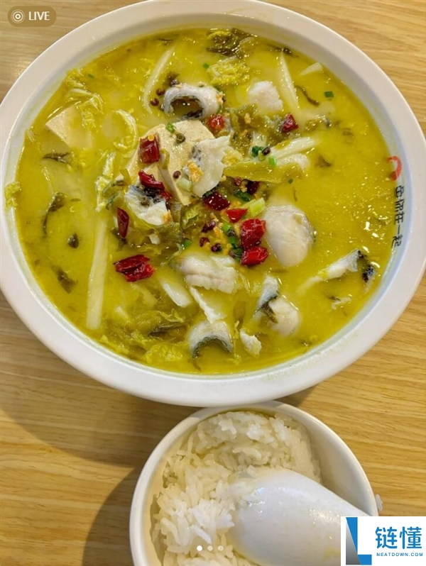 酸菜鱼连锁店菜盆藏3.5cm内增高：顾客被气笑了