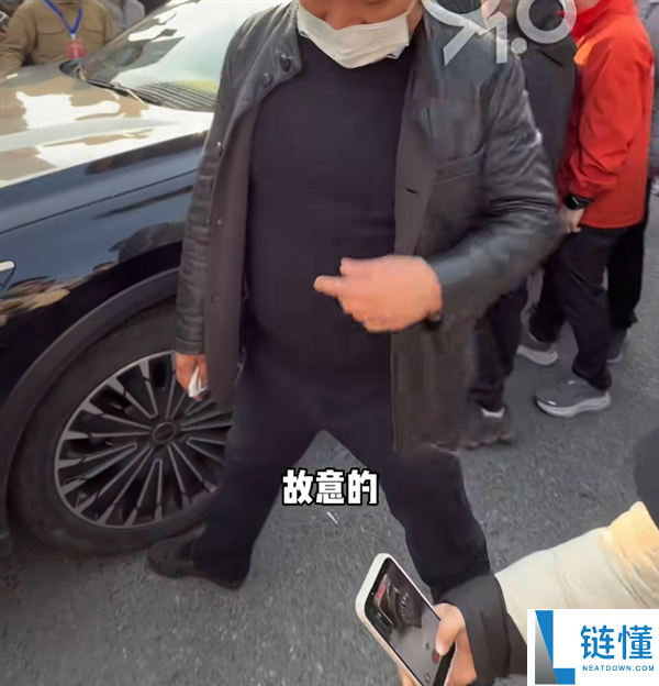 杭州315问题车睁开幕：为拦车主维权 车企人员脚伸轮胎下碰瓷车主