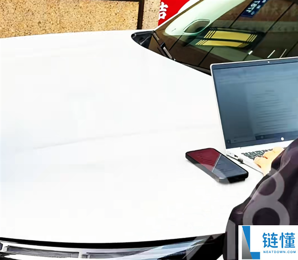问题车显现名局面：车企人员趴引擎盖上狂敲键盘 秒出退车协定