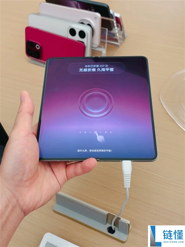 折痕没了,OPPO Find N6登陆线下门店 网友：这才叫无印良品
