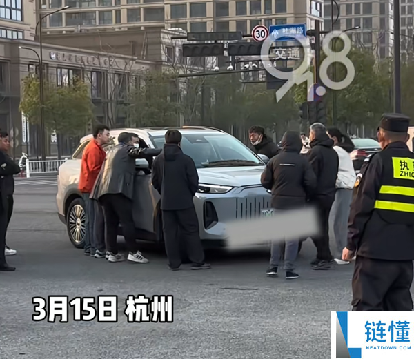 杭州315问题车睁开幕车企急了 有人在进口处阻挡维权车主