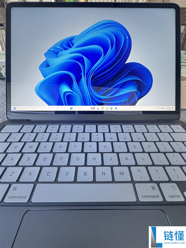 搭载手机处置器的MacBook Neo确切能跑Win11,但机能会大降