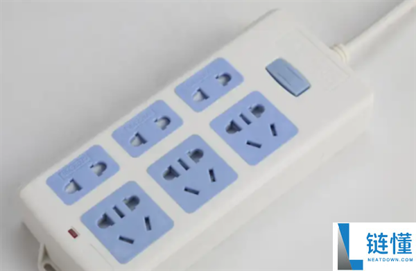 使用插线板千万别捆起来：没法散热 轻易激发爆燃