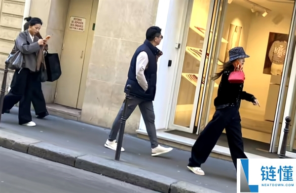 刘强东章泽天现身巴黎陌头：女方忙于通话 男方戴墨镜低调跟从
