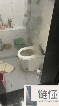 吓出冷汗,男人上茅厕 智能马桶倏忽喷火