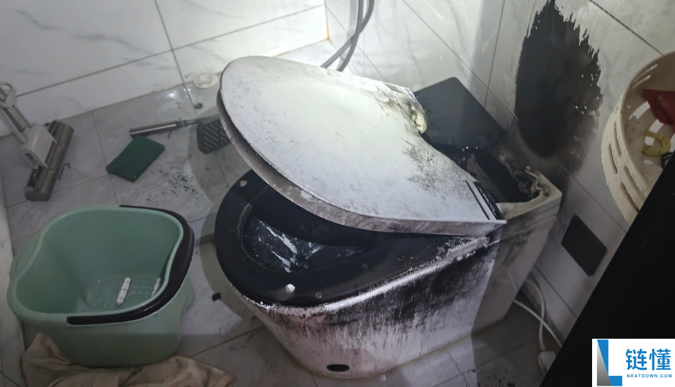 吓出冷汗,男人上茅厕 智能马桶倏忽喷火