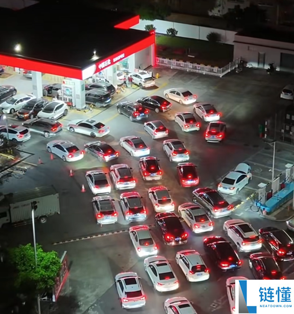 明日国内油价迎开年最大涨幅,网友实拍多地加油站排长队