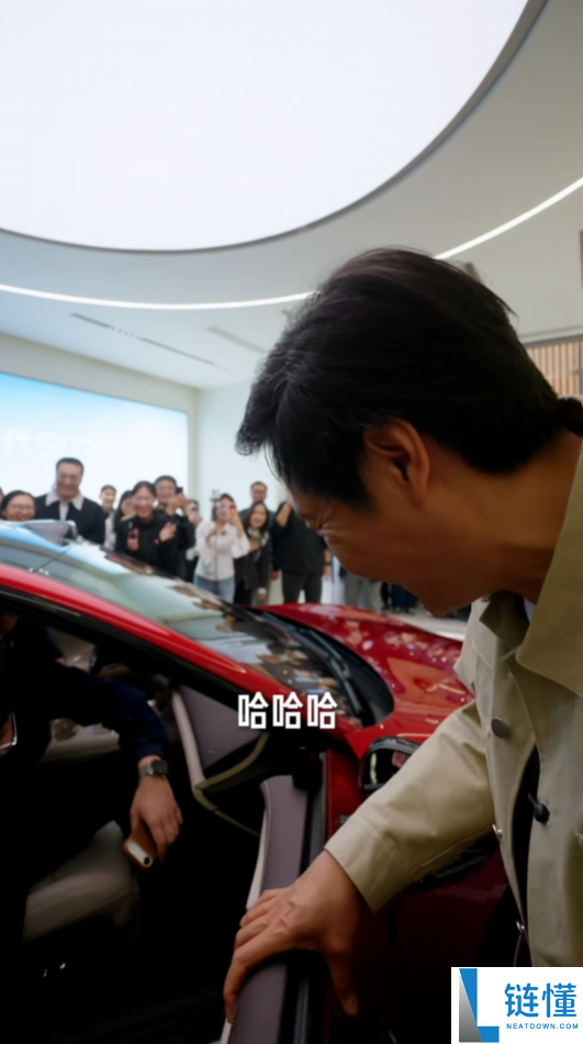 新一代SU7上市首个周末 雷军北京巡店：亲身讲授新车 为顾客开车门