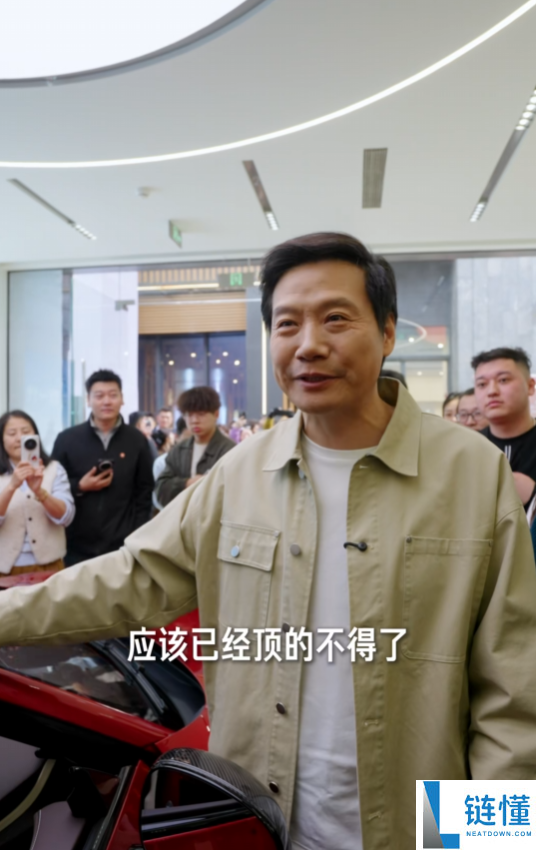 新一代SU7上市首个周末 雷军北京巡店：亲身讲授新车 为顾客开车门