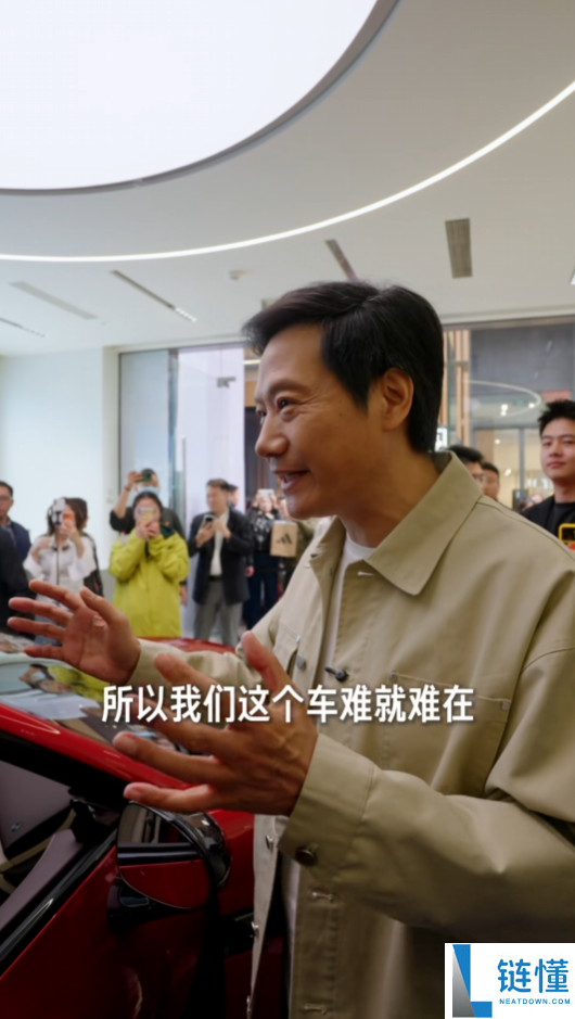 新一代SU7上市首个周末 雷军北京巡店：亲身讲授新车 为顾客开车门