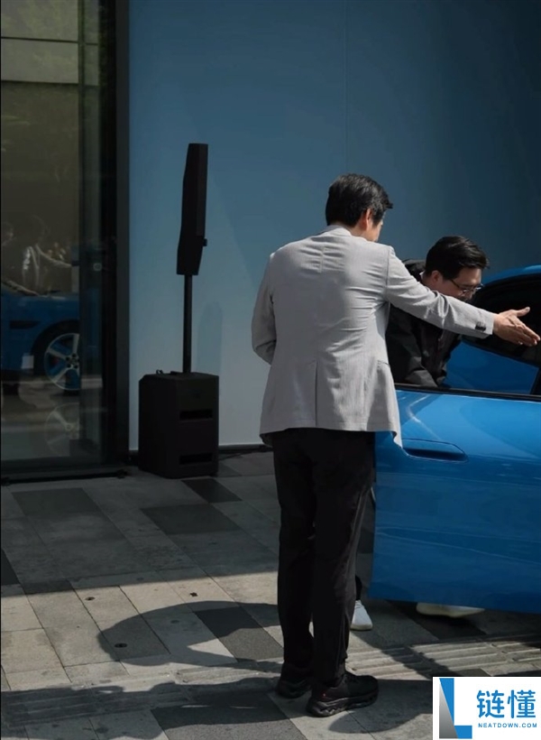 诚意满满,新一代SU7首批交付 雷军亲身弯腰为车主们开门:网友直呼钱花的值