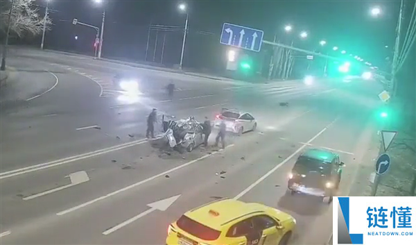 管好右手,深夜摩托车狂飙撞上等红灯轿车：双双报废