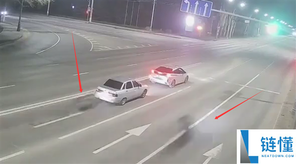 管好右手,深夜摩托车狂飙撞上等红灯轿车：双双报废