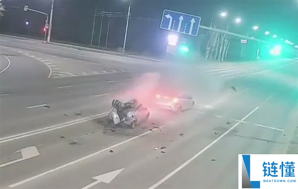 管好右手,深夜摩托车狂飙撞上等红灯轿车：双双报废