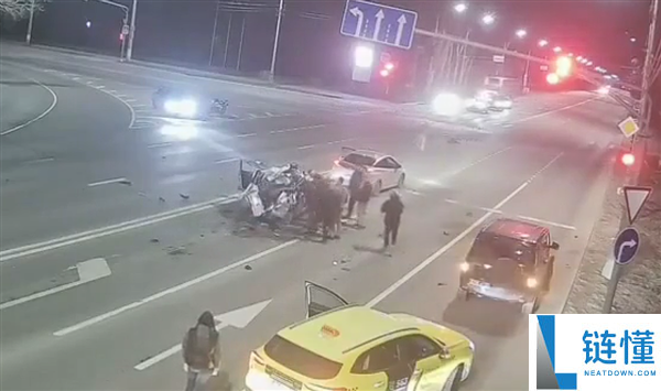 管好右手,深夜摩托车狂飙撞上等红灯轿车：双双报废