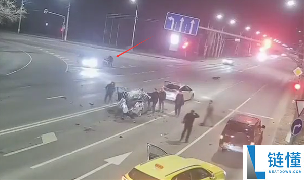 管好右手,深夜摩托车狂飙撞上等红灯轿车：双双报废